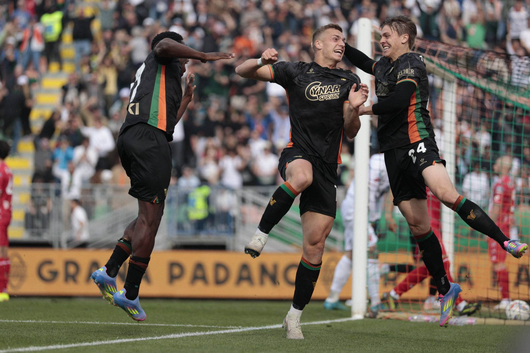 Πήρε το ντέρμπι ουραγών η Βενέτσια και έμεινε ζωντανή στη μάχη της παραμονής