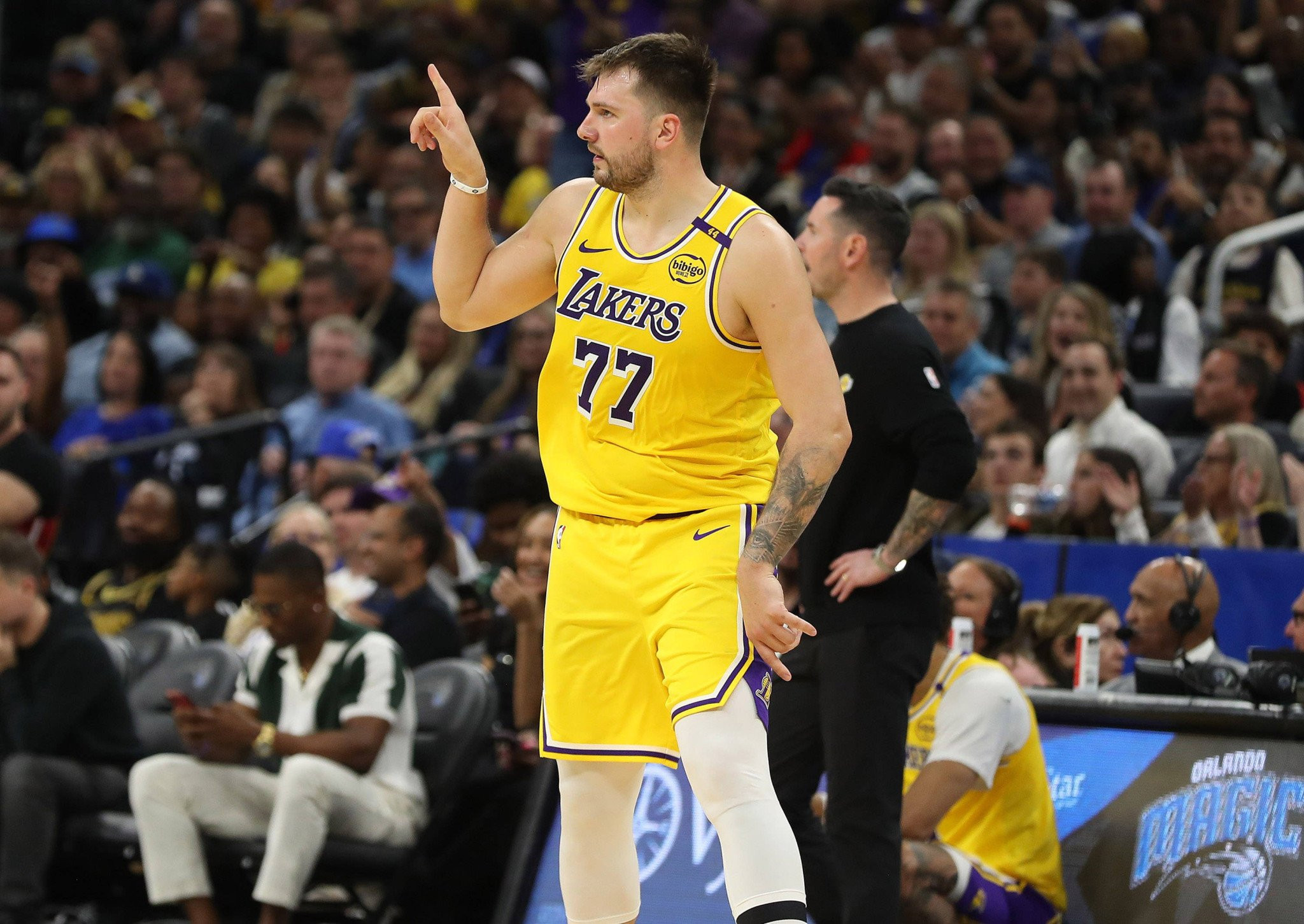 Με Λούκα «μπροστάρη» οι Λέικερς σάρωσαν τους Θάντερ, εύκολη νίκη για Ράπτορς