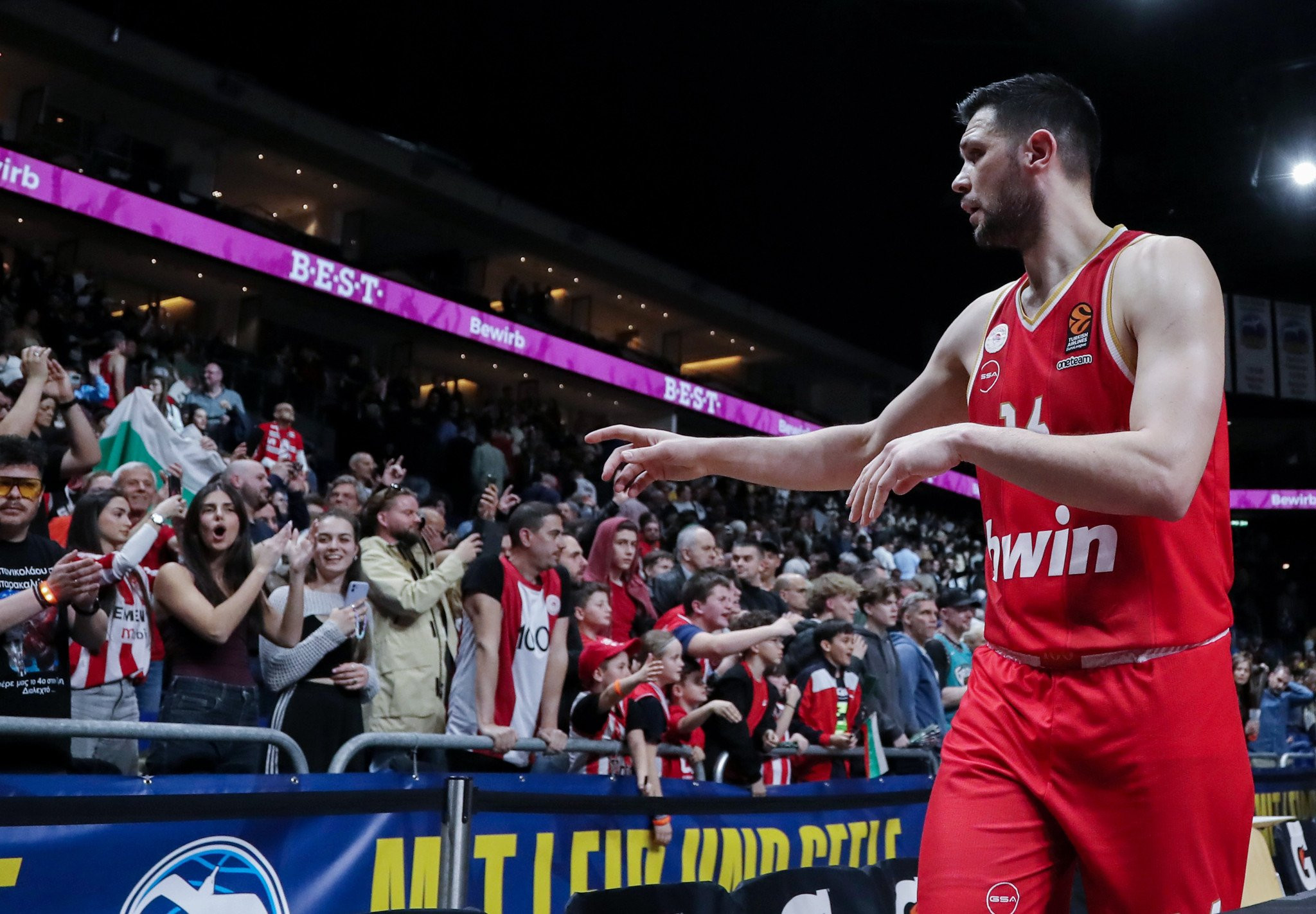 Αυτό θα πει αρχηγός! Ο Παπανικολάου έπαιξε με την Άλμπα ενώ είχε χάσει τον παππού του