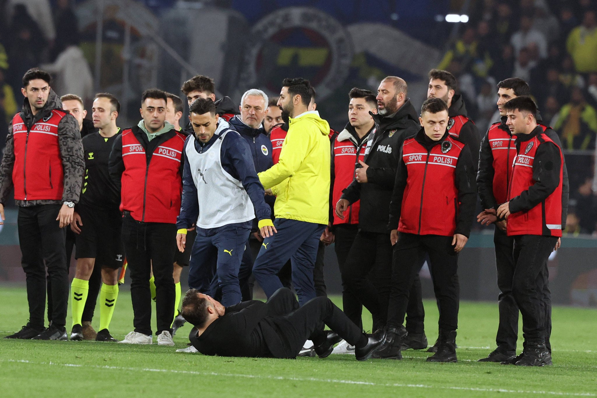 Η Γαλατασαράι «έντυσε» τον Μουρίνιο με ζουρλομανδύα μετά τον καβγά με τον Μπουρούκ