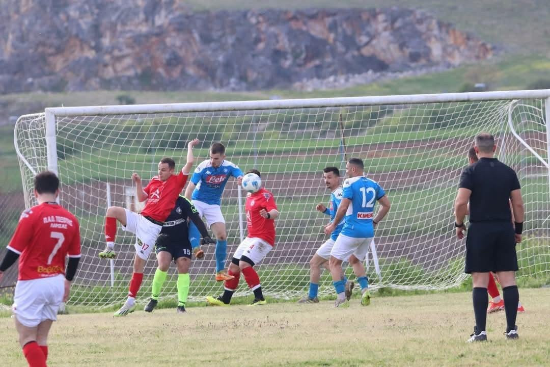 Δεν ντράπηκε να το ακυρώσει; Έβαλε ψαλιδάκι έξω από την περιοχή και έδωσε... φάουλ (vid)