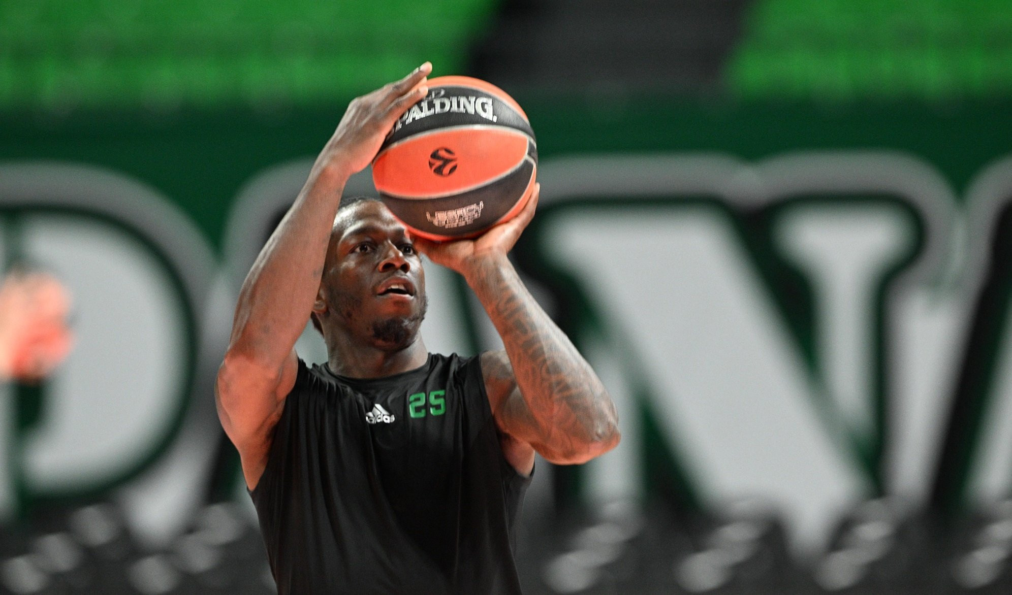 Δείτε βίντεο: Ο Κέντρικ Ναν ευστοχεί σε 19 συνεχόμενα τρίποντα!