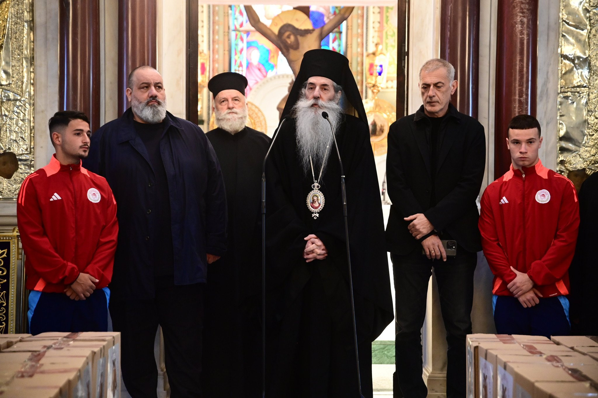 «Πάντα δίπλα στον συνάνθρωπο» - Το μήνυμα του Ολυμπιακού από την Μητρόπολη Πειραιά