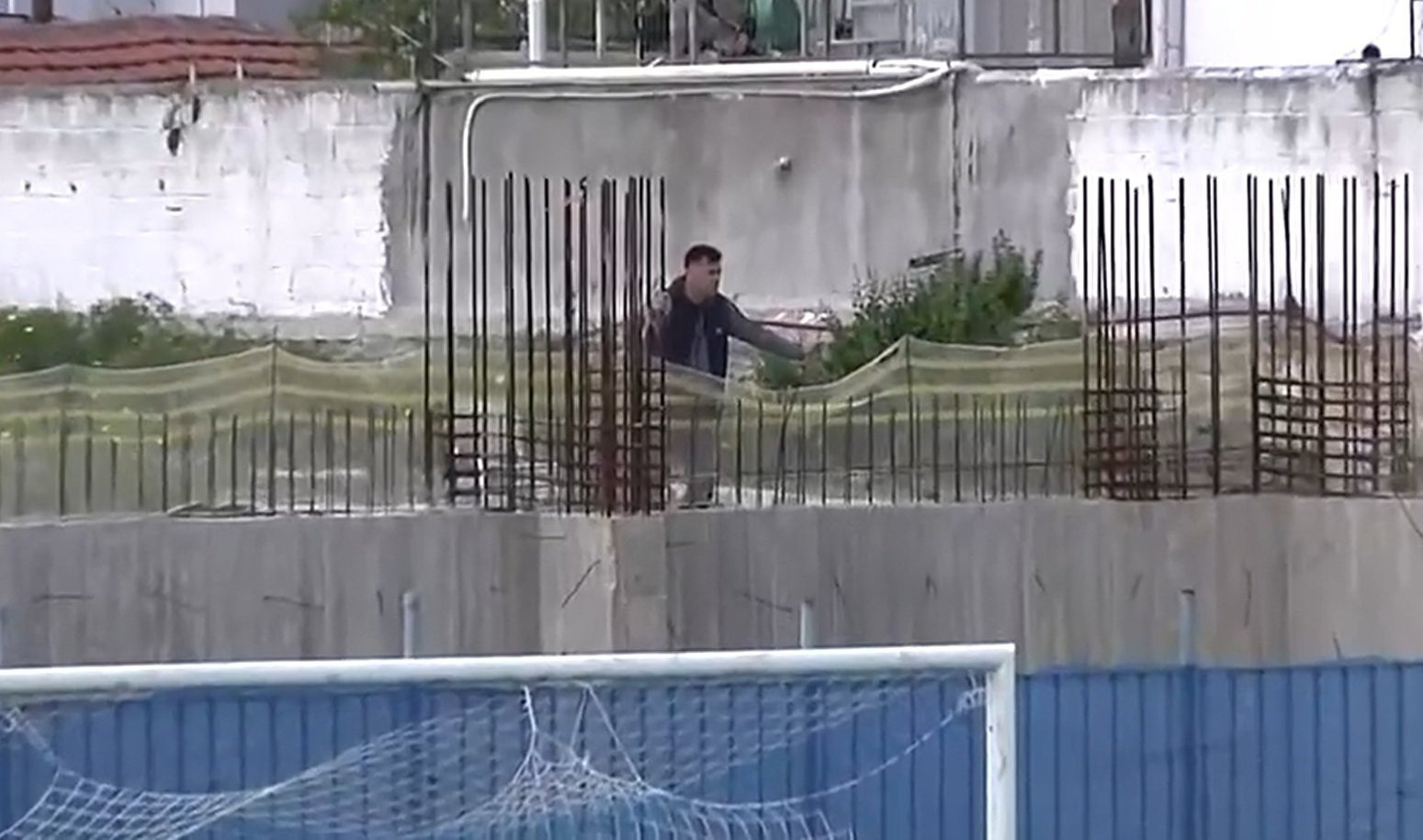 Απίθανο σκηνικό στον Βόλο - Ο προπονητής της Νίκης παρακολούθησε την αναμέτρηση από διπλανό οικόπεδο (vid)