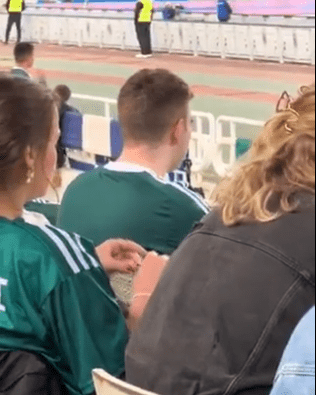 Φίλαθλος στο Παναθηναϊκός - ΑΕΚ το «έριξε» στο... πλέξιμο στις κερκίδες του ΟΑΚΑ