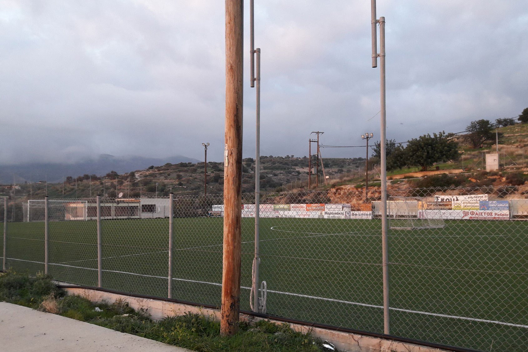 Πρωτοφανής καταγγελία διαιτητή «Με άρπαξε, με κόλλησε στα κάγκελα και με χτύπαγε με μπουνιές»