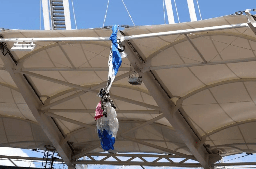 Αλεξιπτωτιστής μπλέχτηκε σε οροφή γηπέδου κατά τη διάρκεια αγώνα - Δείτε την πτώση και τη διάσωση