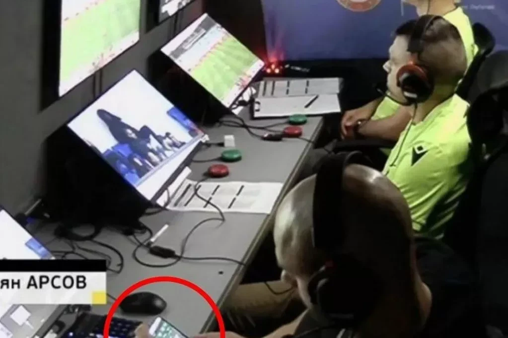 Απολύθηκε ο τεχνικός του VAR που φέρεται να έπαιζε στοίχημα εν ώρα αγώνα (vid)