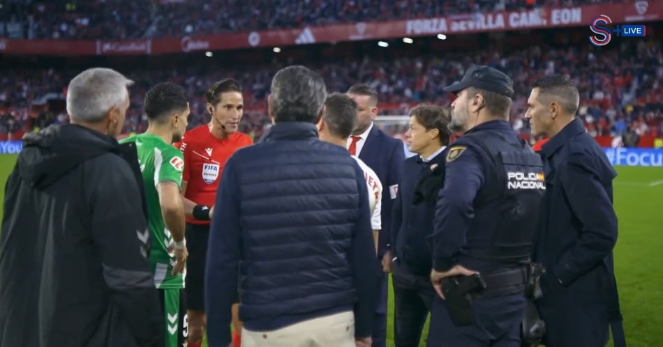 Χάος στο Σεβίλλη-Μπέτις: Αποχώρησαν διαιτητής και ομάδες μετά από ρίψη αντικειμένων