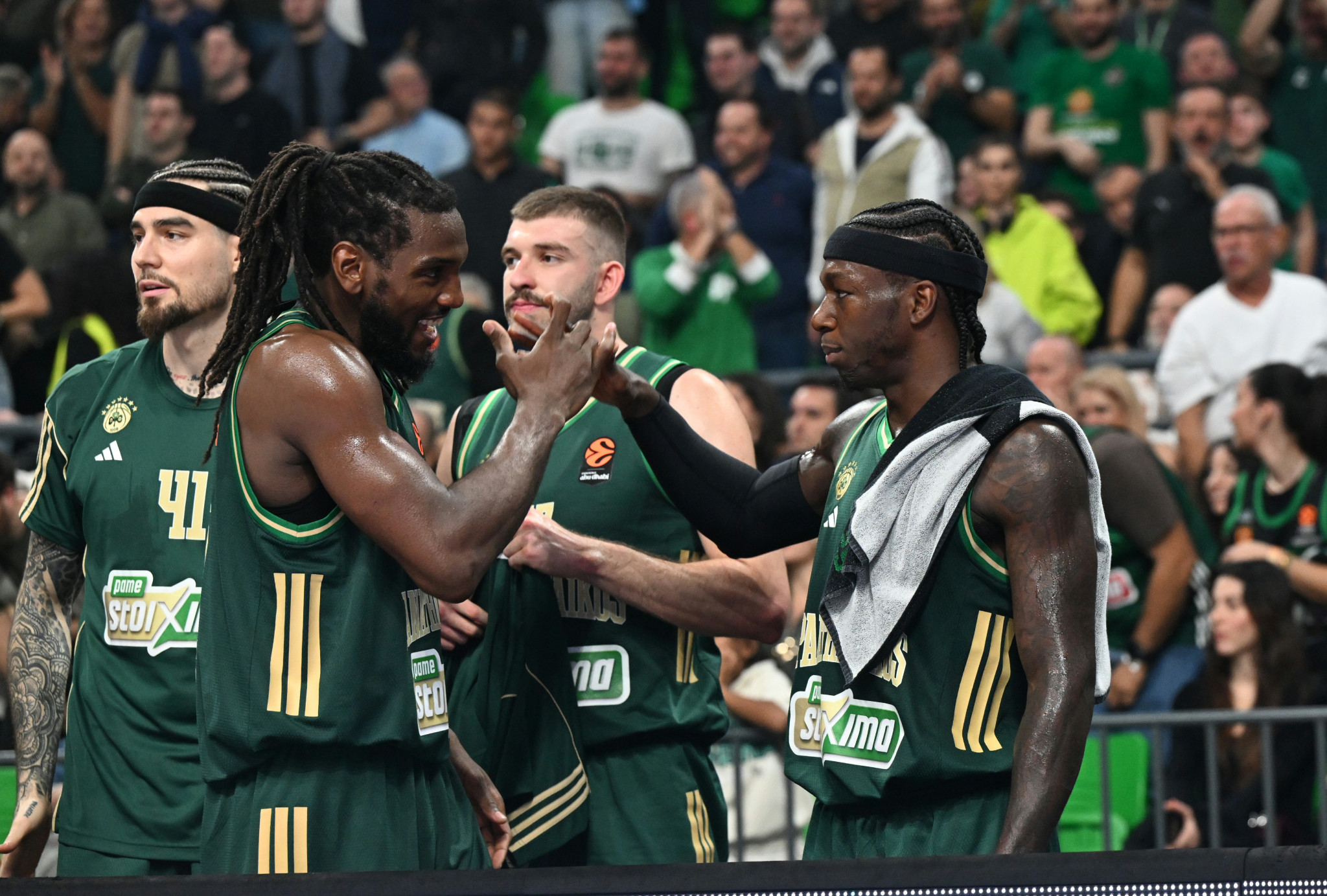 Τρέλα στα αποδυτήρια του Παναθηναϊκού και αποθέωση για τον Φαρίντ (video)