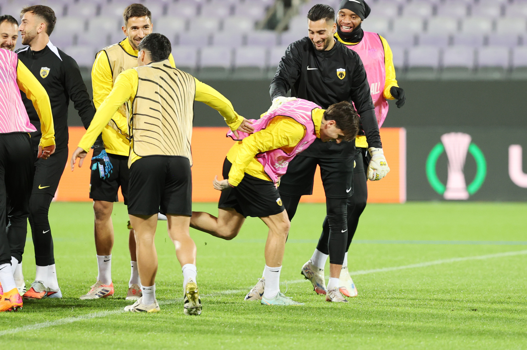 Η ξεχωριστή... έκπληξη των παικτών της ΑΕΚ στον Ρότα για την ανανέωση του συμβολαίου του (video)