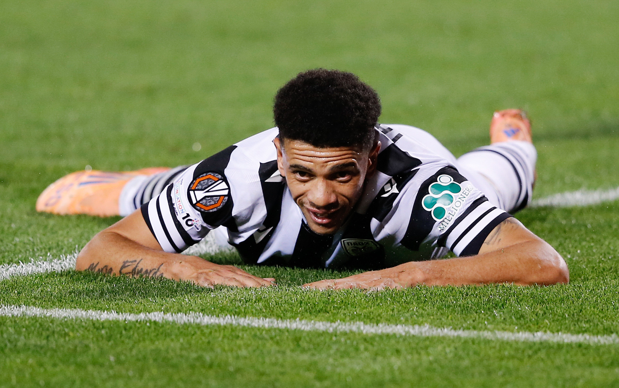 Ο Τάισον απείλησε με κεφαλιά, η μπάλα πέρασε λίγο άουτ (video)