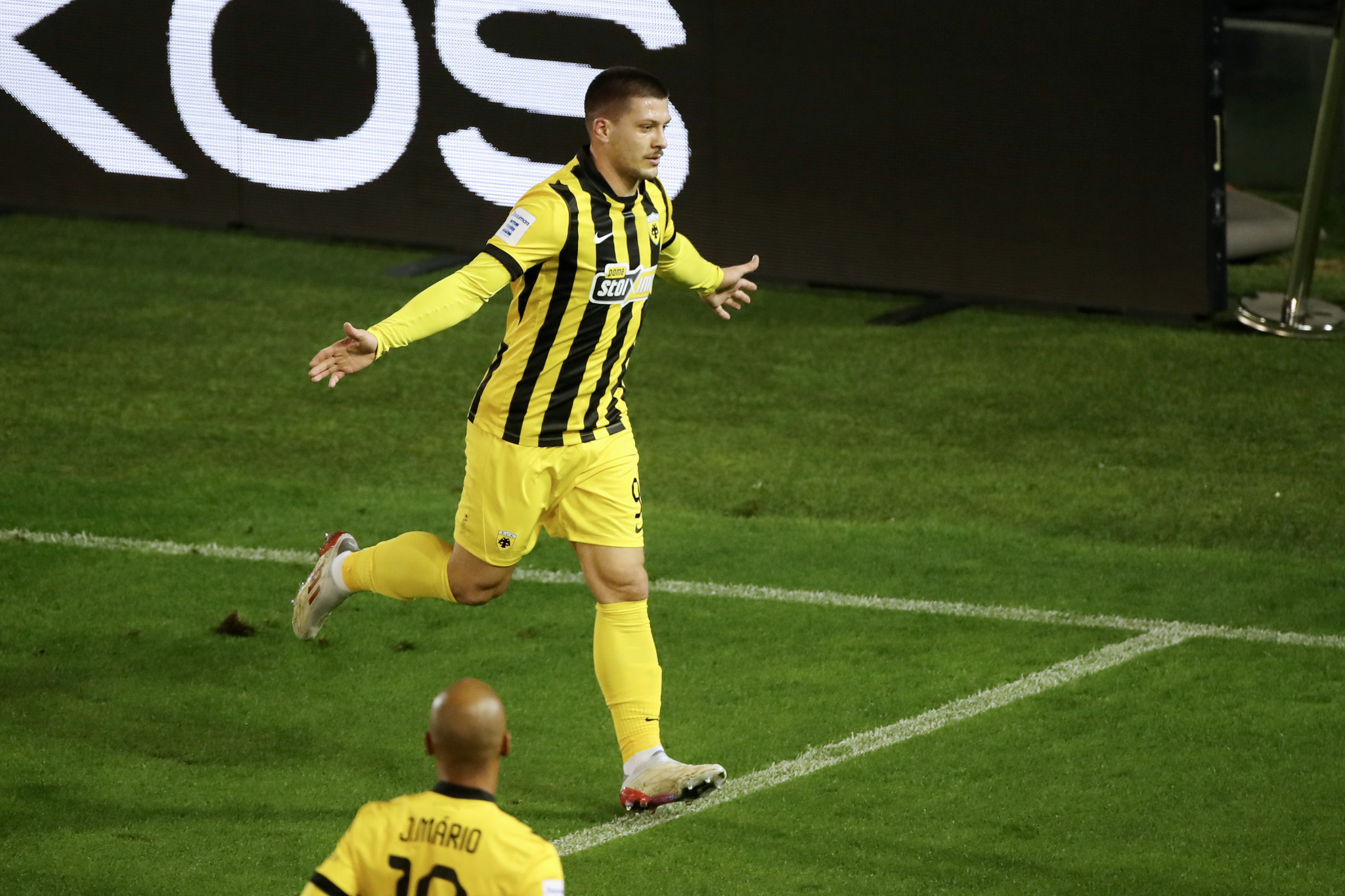 Marca για τη νίκη της ΑΕΚ: «Με χατ τρικ του στρατιώτη Γιόβιτς κέρδισε τον Παναθηναϊκό του Μπενίτεθ»