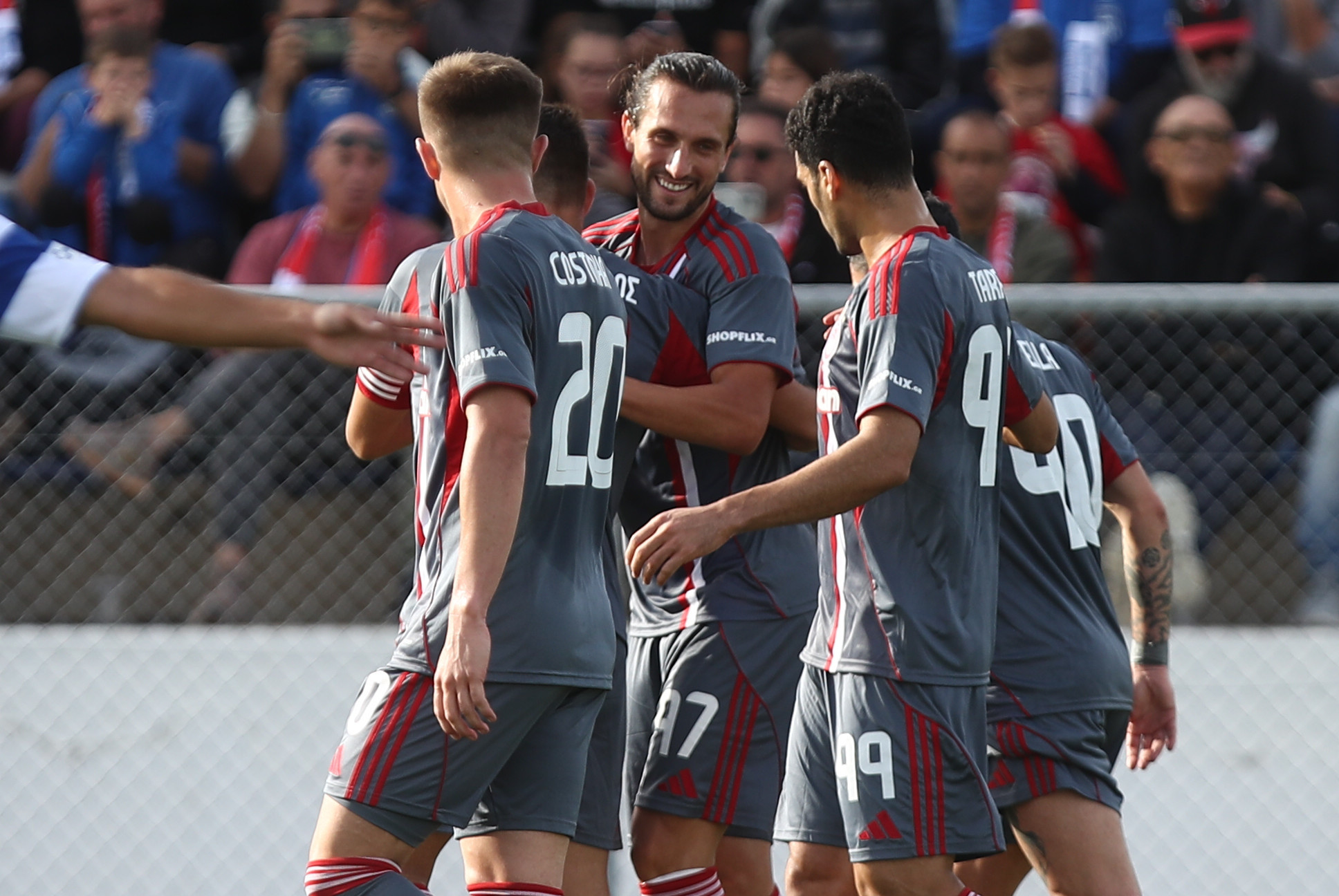 Γιος γνωστής παρουσιάστριας δουλεύει scout στον Ολυμπιακό