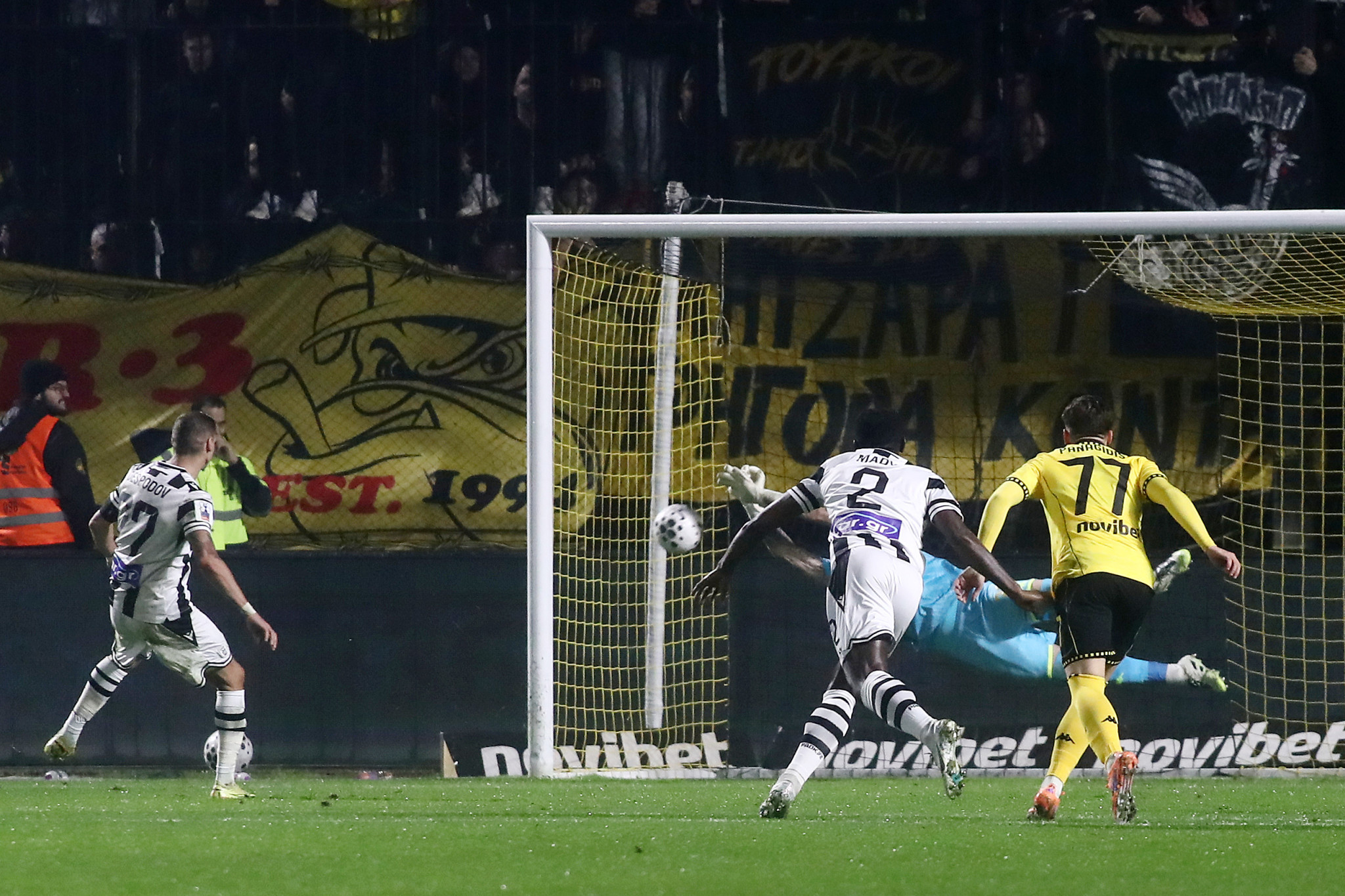 Ο Αθανασιάδης έπιασε το πέναλτι του Ντεσπόντοφ (video)