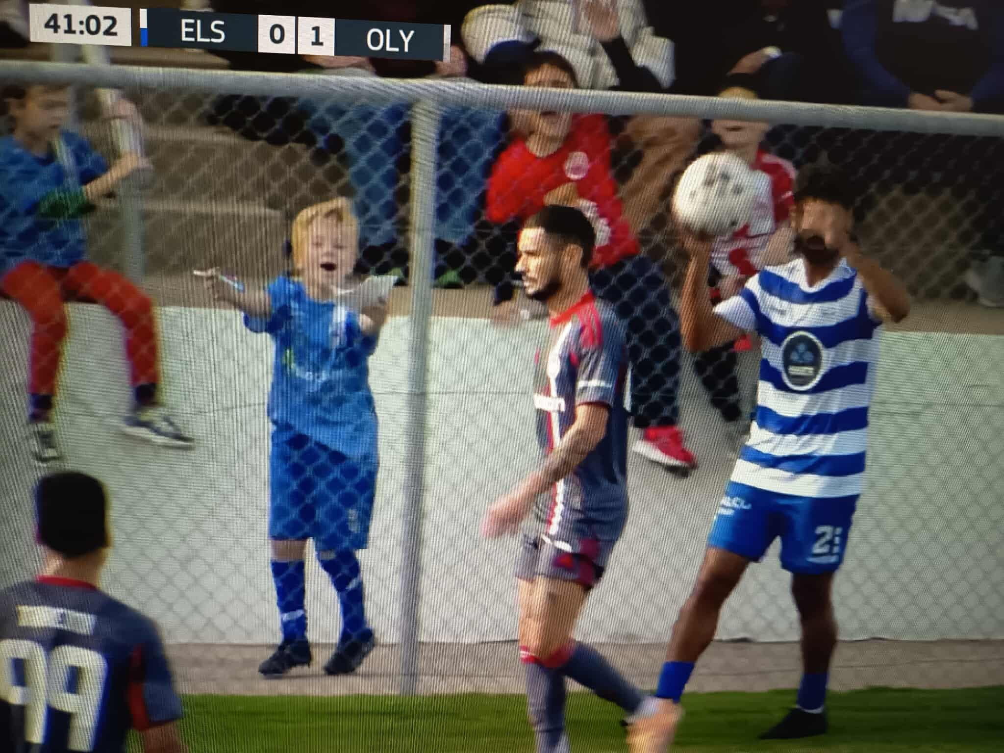 Απίθανο σκηνικό: Μικρός φίλαθλος ζητούσε αυτόγραφο από τον Καμπελά εν ώρα αγώνα! (photos)