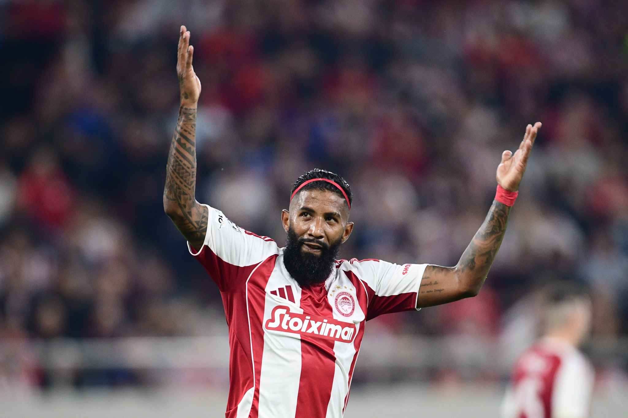 Φοβερό video: Τα παιδιά του Ροντινέι ξύπνησαν τον Βραζιλιάνο με τον ύμνο του Ολυμπιακού