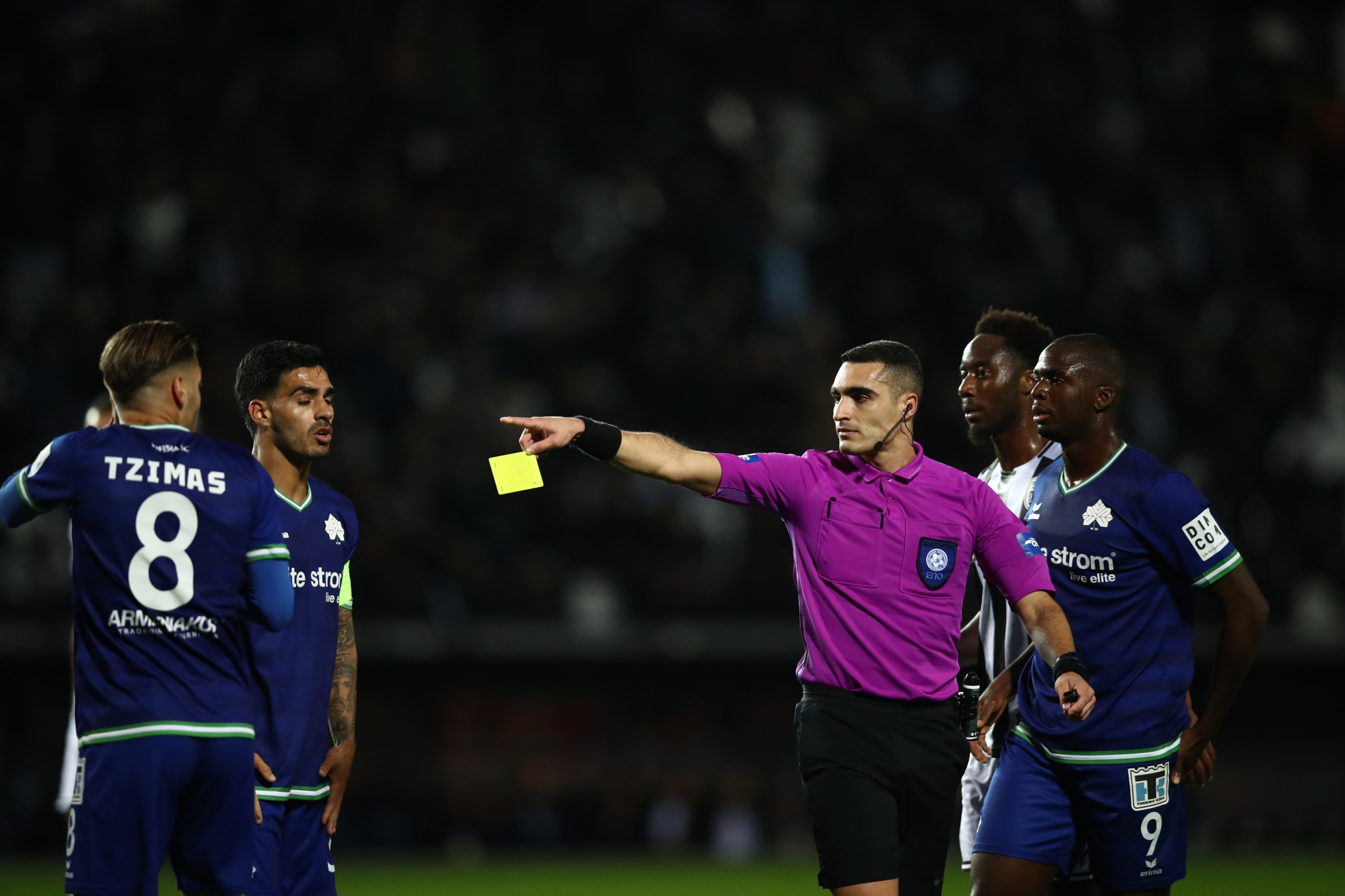 Εκνευρισμένος ο Τεττέη και διαμαρτυρίες στο ημίχρονο της Τούμπας