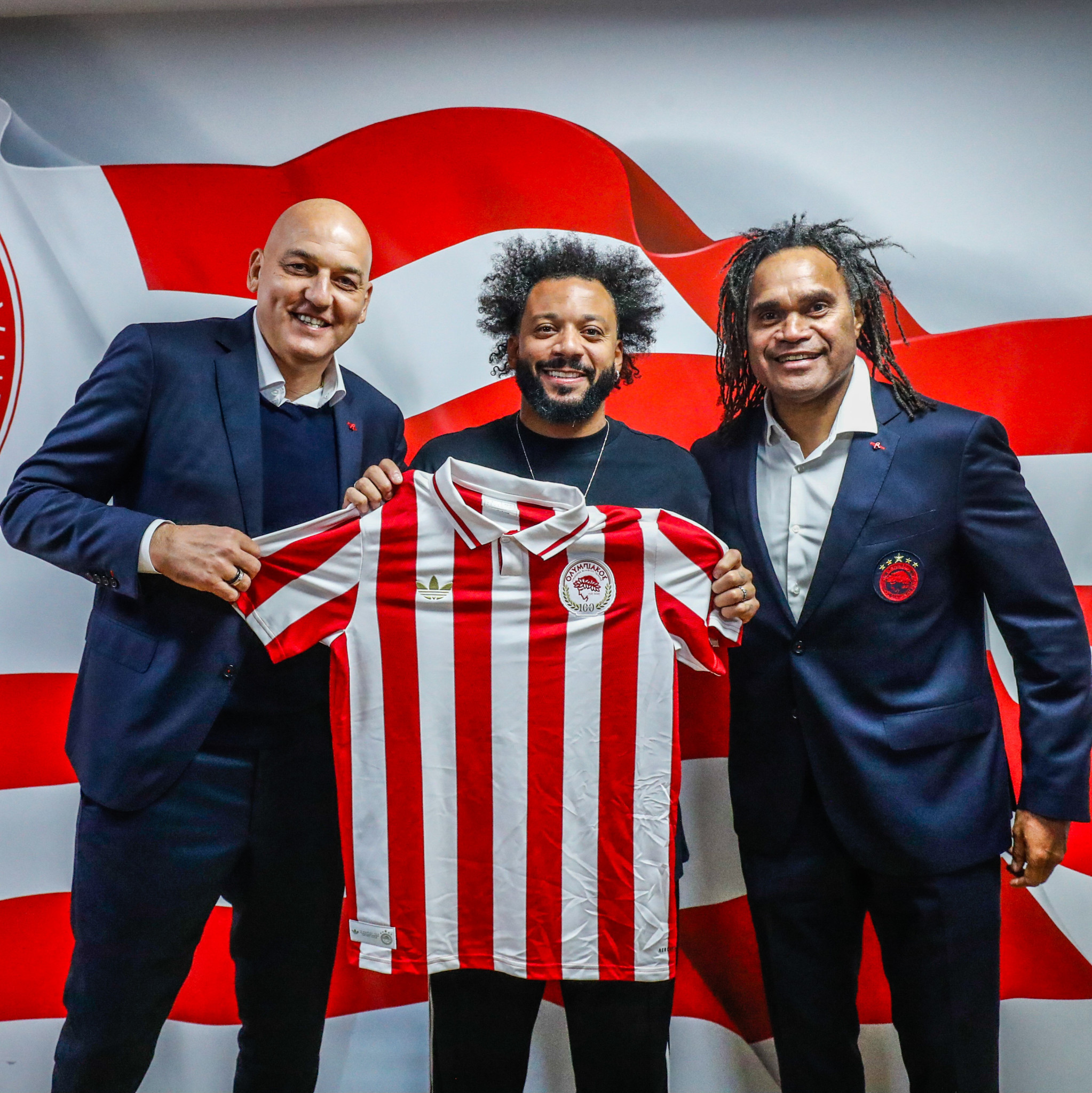 Ο Μαρσέλο φωτογραφήθηκε με την επετειακή φανέλα του Ολυμπιακού δίπλα σε Κοβάσεβιτς και Καρεμπέ