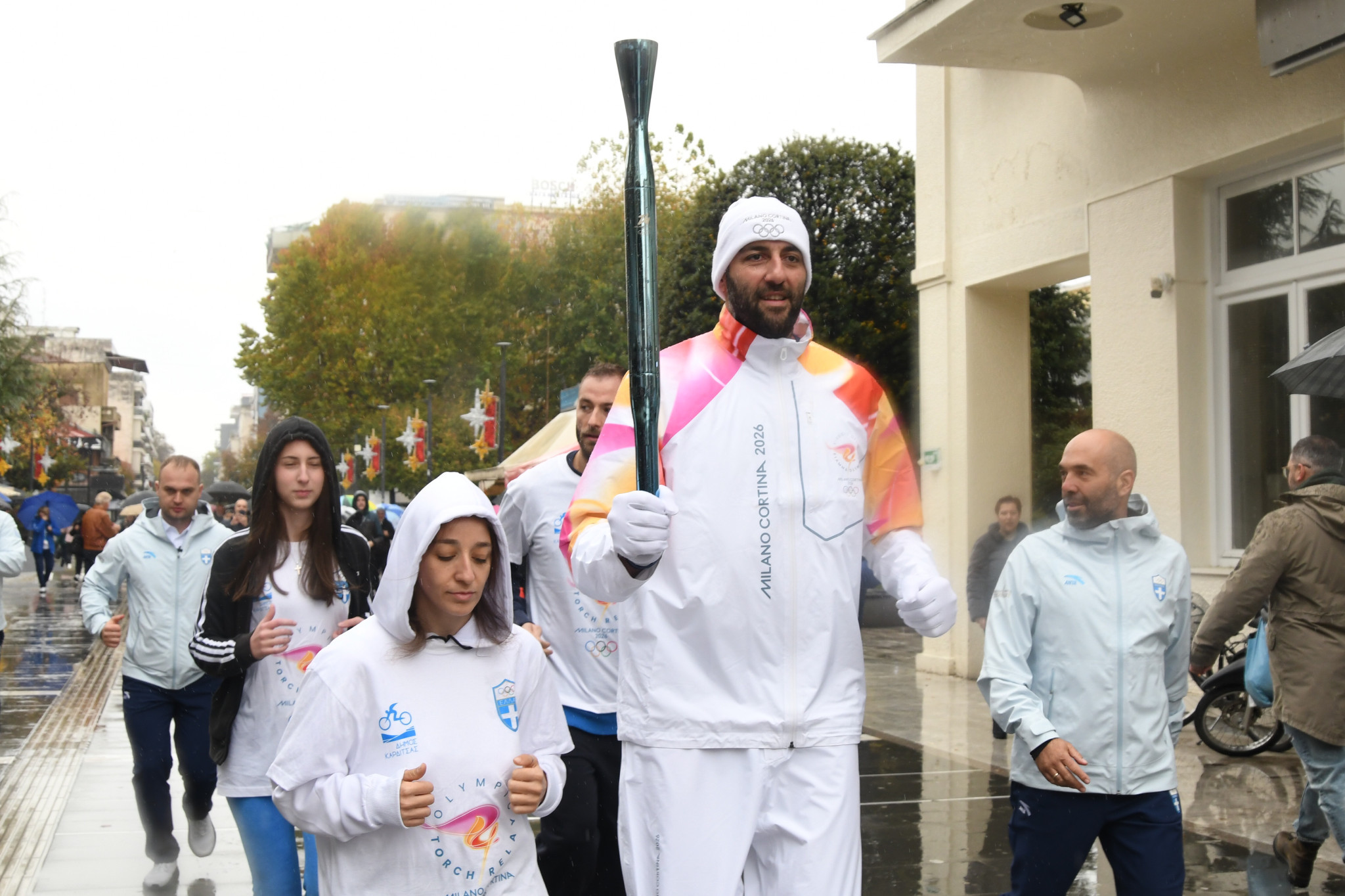 Ο Γιάννης Μπουρούσης έτρεξε με την Ολυμπιακή φλόγα στην Καρδίτσα (video)