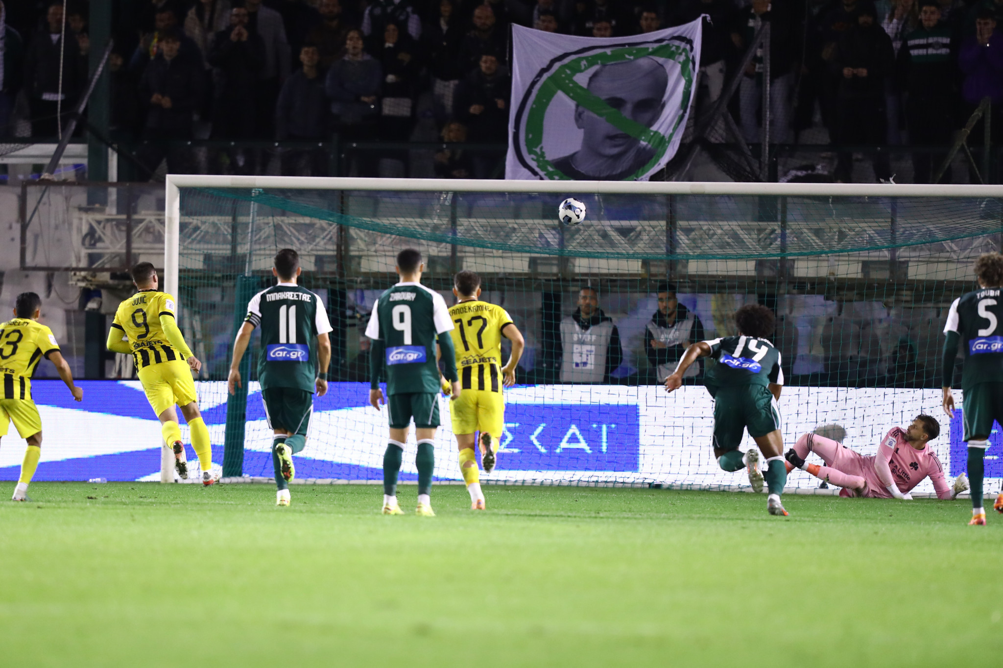 Ο Γιόβιτς με εκτέλεση α λα Πανένκα το 0-2 της ΑΕΚ (video)