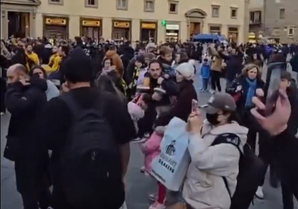Πάρτι των οπαδών της ΑΕΚ στους δρόμους της Φλωρεντίας (video)