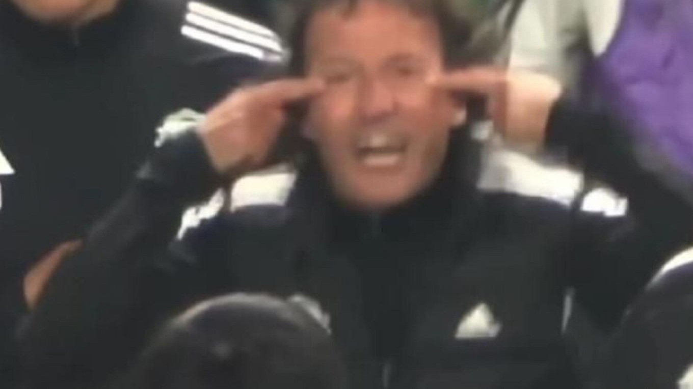 Ο απλήρωτος συνεργάτης του Πογιέτ στην Εθνική Ελλάδας αποχωρεί από την Κορέα, μετά τον σάλο που προκάλεσε η ρατσιστική χειρονομία του