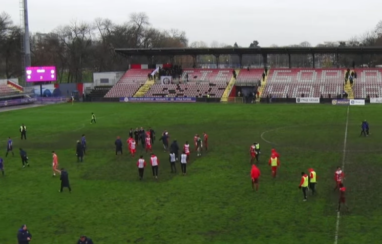Πρωτοφανές επεισόδιο στη Σερβία: Χούλιγκαν απείλησαν τους παίκτες με όπλα