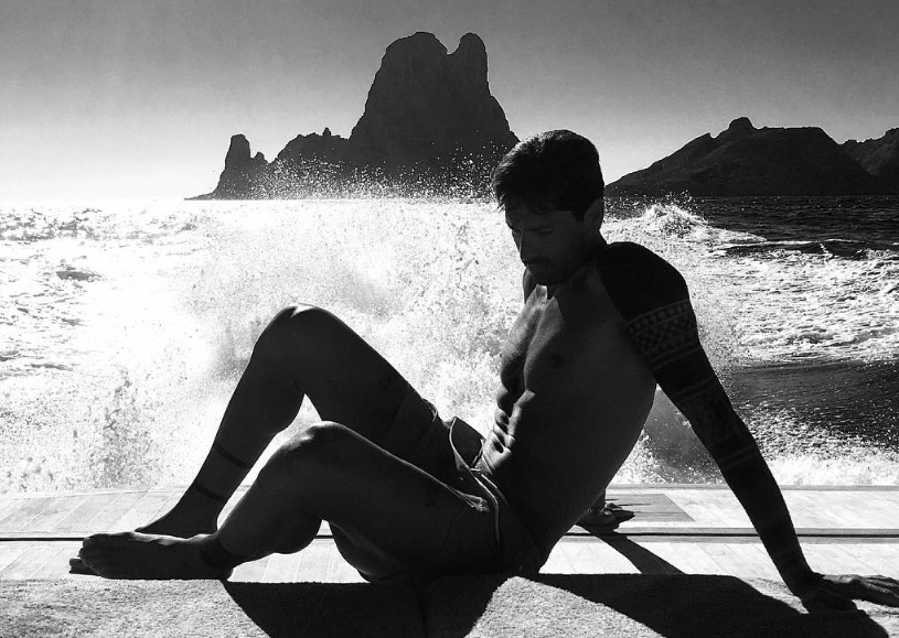 Απίθανη ιστορία για τον γόη των γηπέδων: «Τον πλησίασαν πέντε κοπέλες στο κλαμπ, έφυγε μαζί τους και επέστρεψε μετά από ώρες εξαντλημένος»