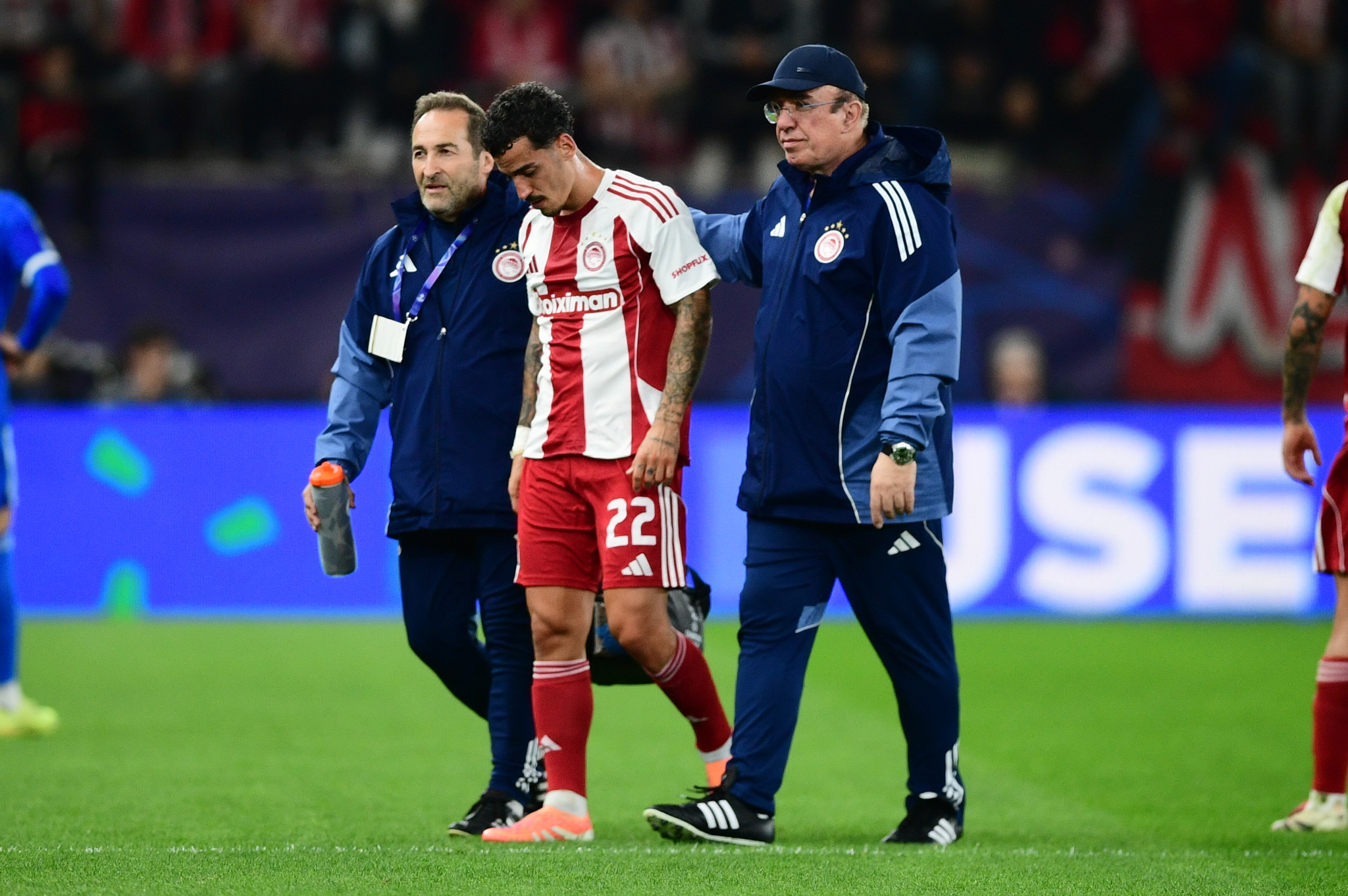 Αναγκαστική αλλαγή ο Τσικίνιο και αγωνία στον Ολυμπιακό