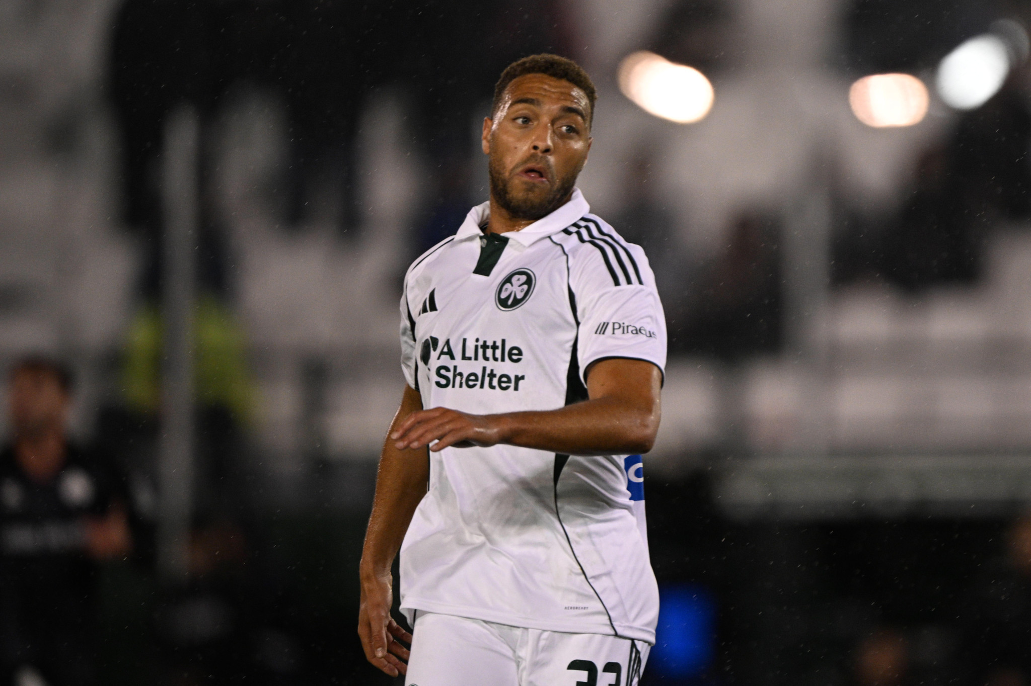 Επιμένουν οι ενοχλήσεις στον μηρό του Ντέσερς - Γυρίζει στην Αθήνα ο Νιγηριανός φορ