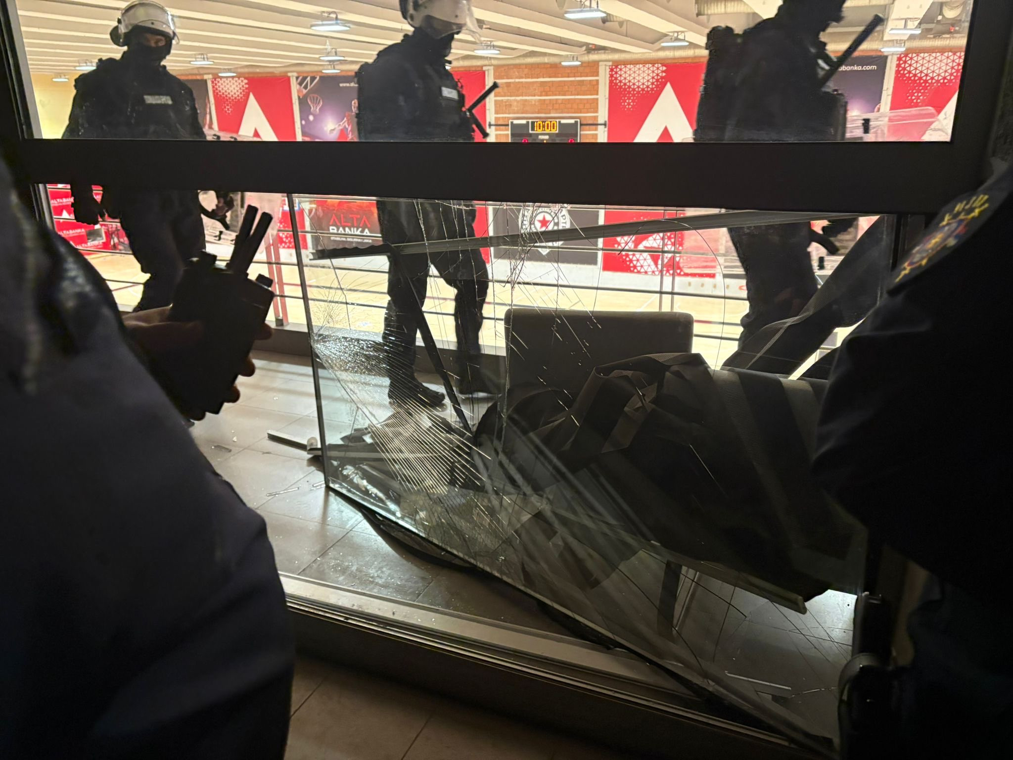 Χάος μετά την αποχώρηση του Ομπράντοβιτς: Σπασμένα τζάμια και φωτοβολίδες στην «Belgrade Arena» (video)