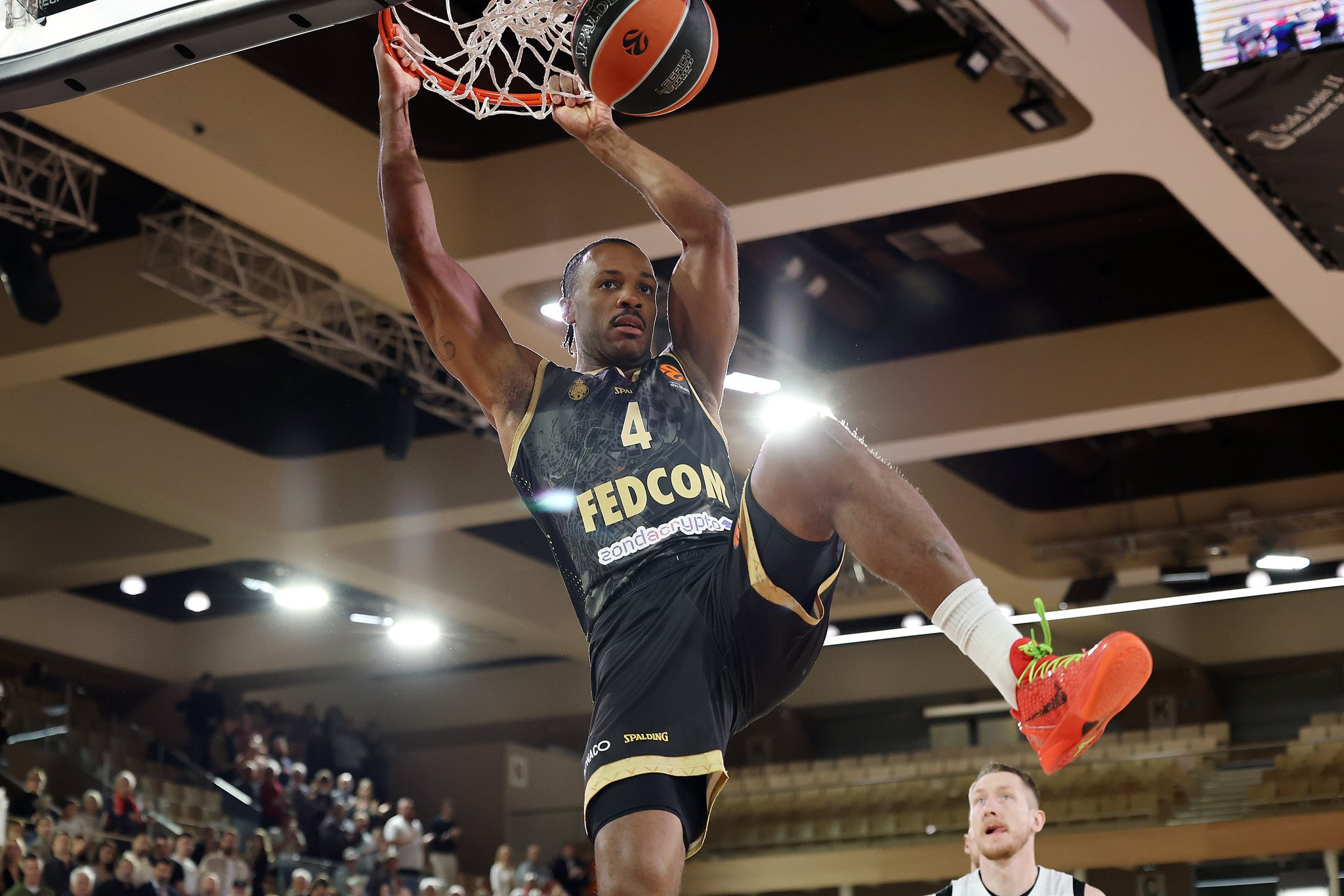 Η Μονακό διέλυσε την Εφές και παρέμεινε ψηλά