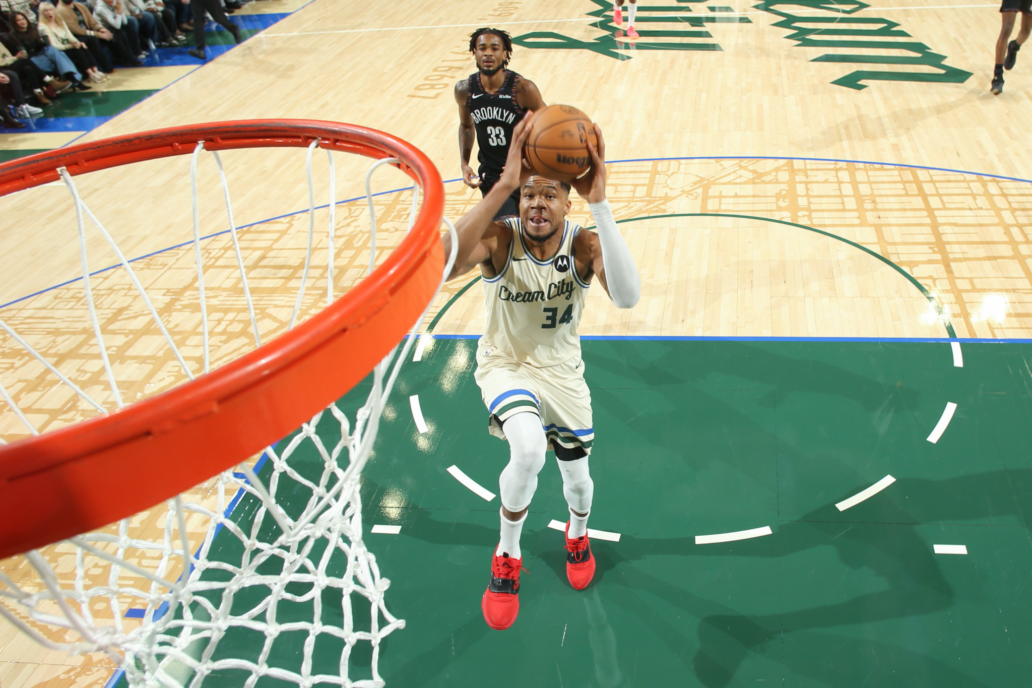 Αυτός είναι ο λόγος που ο Αντετοκούνμπο έσβησε τις φωτογραφίες με τους Μπακς (video)