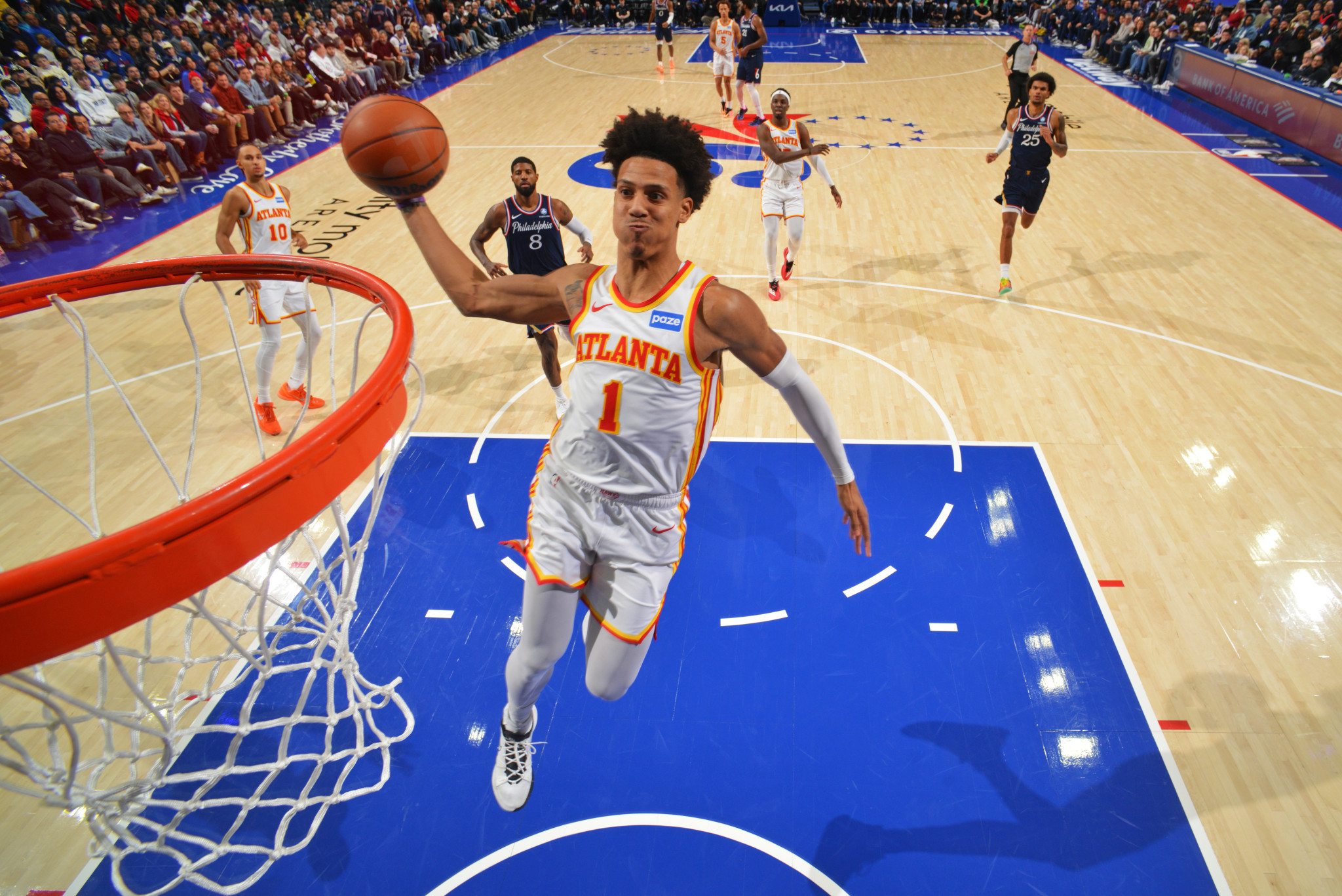 Λείπει ο Γιανγκ, «ξεσαλώνει» ο Τζόνσον: Ο νέος ηγέτης των Χοκς κάνει... θραύση σε σεζόν καριέρας