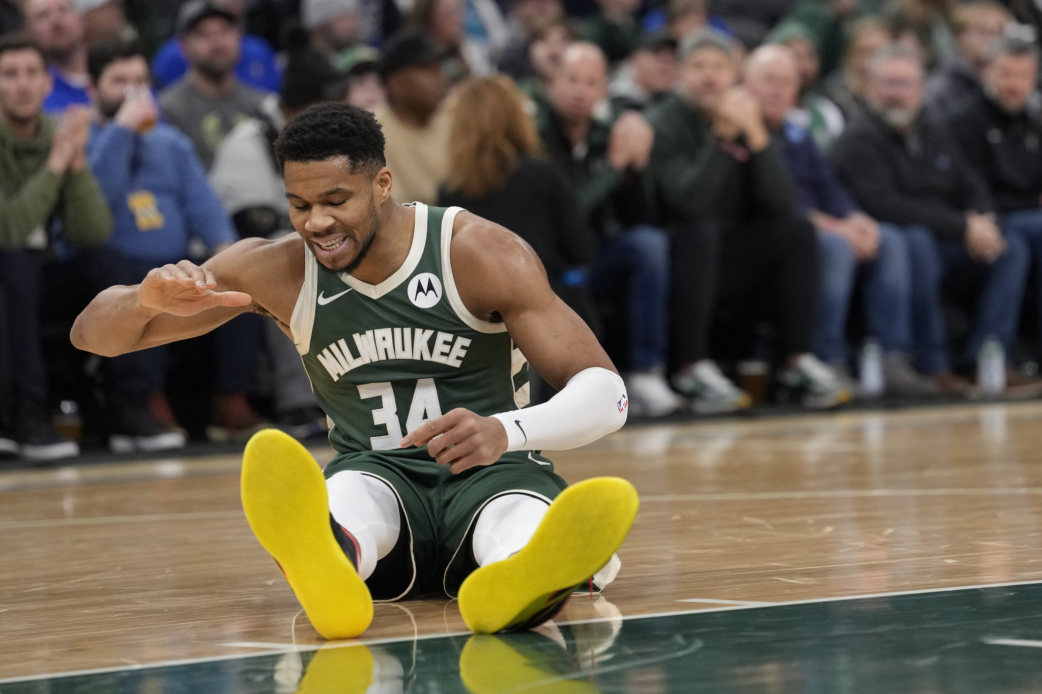 Η ελληνική βρισιά του Γιάννη τη στιγμή του τραυματισμού και η πρώτη αντίδραση του Θανάση (video)