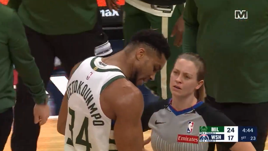 Ο Γιάννης Αντετοκούνμπο διαμαρτυρήθηκε για φάουλ δείχνοντας απελπισμένος τις πληγές του (video)