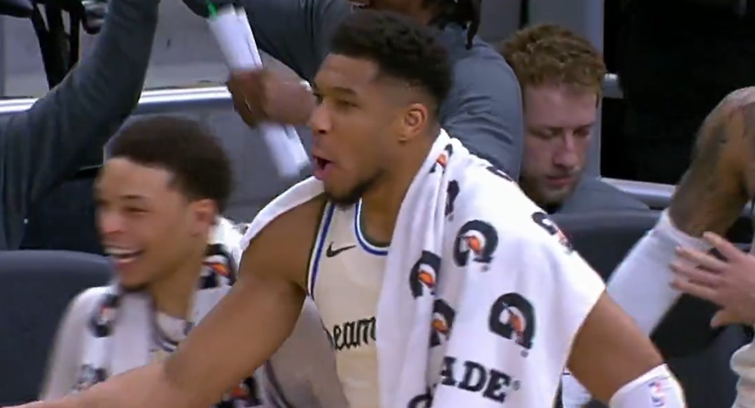 Το κάρφωμα του Θανάση Αντετοκούνμπο και η αντίδραση του «Greek Freak» στα top 10 plays (videos)