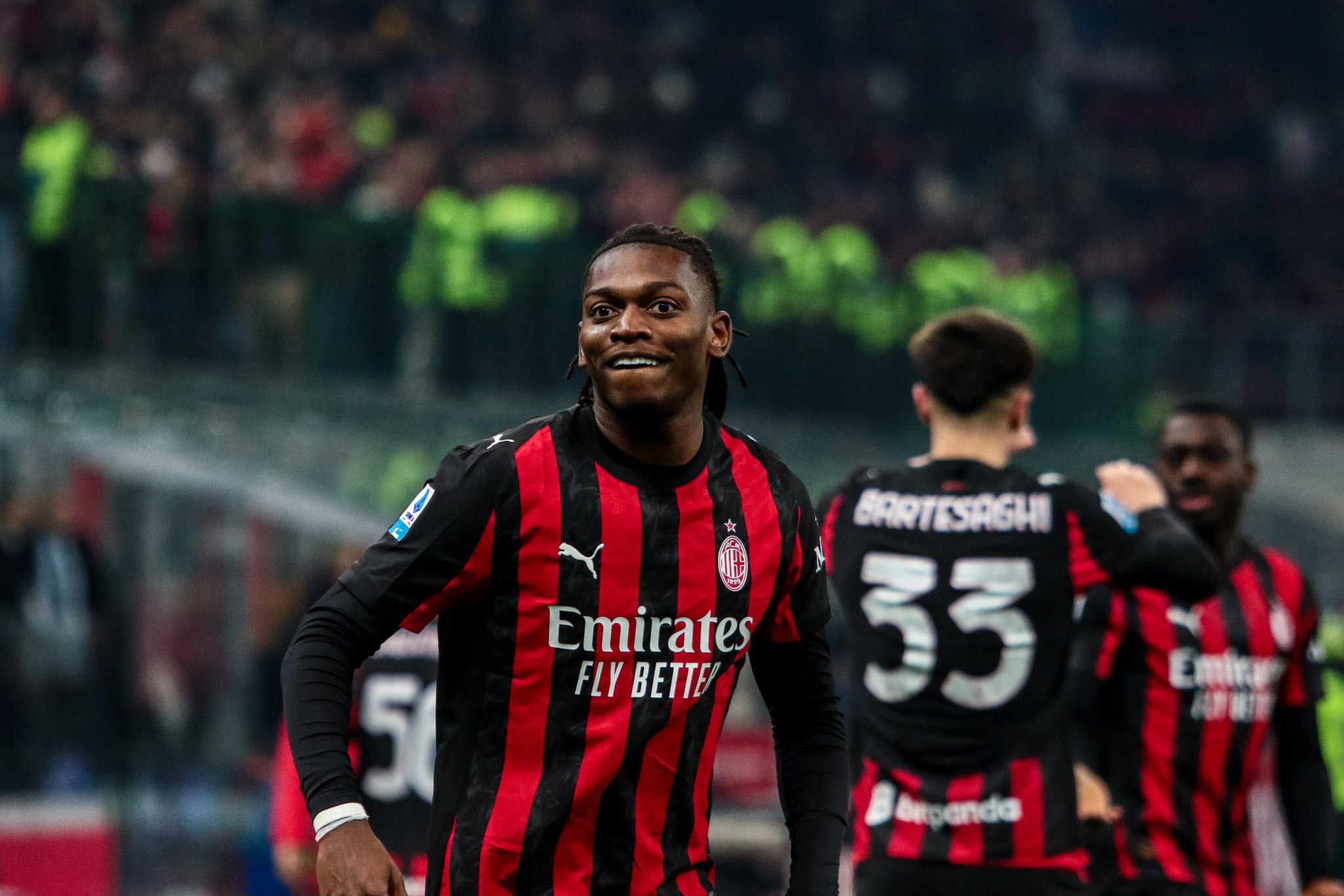 Με σκόρερ Λεάο η Μίλαν κέρδισε την Κάλιαρι κι ανέβηκε στην κορυφή