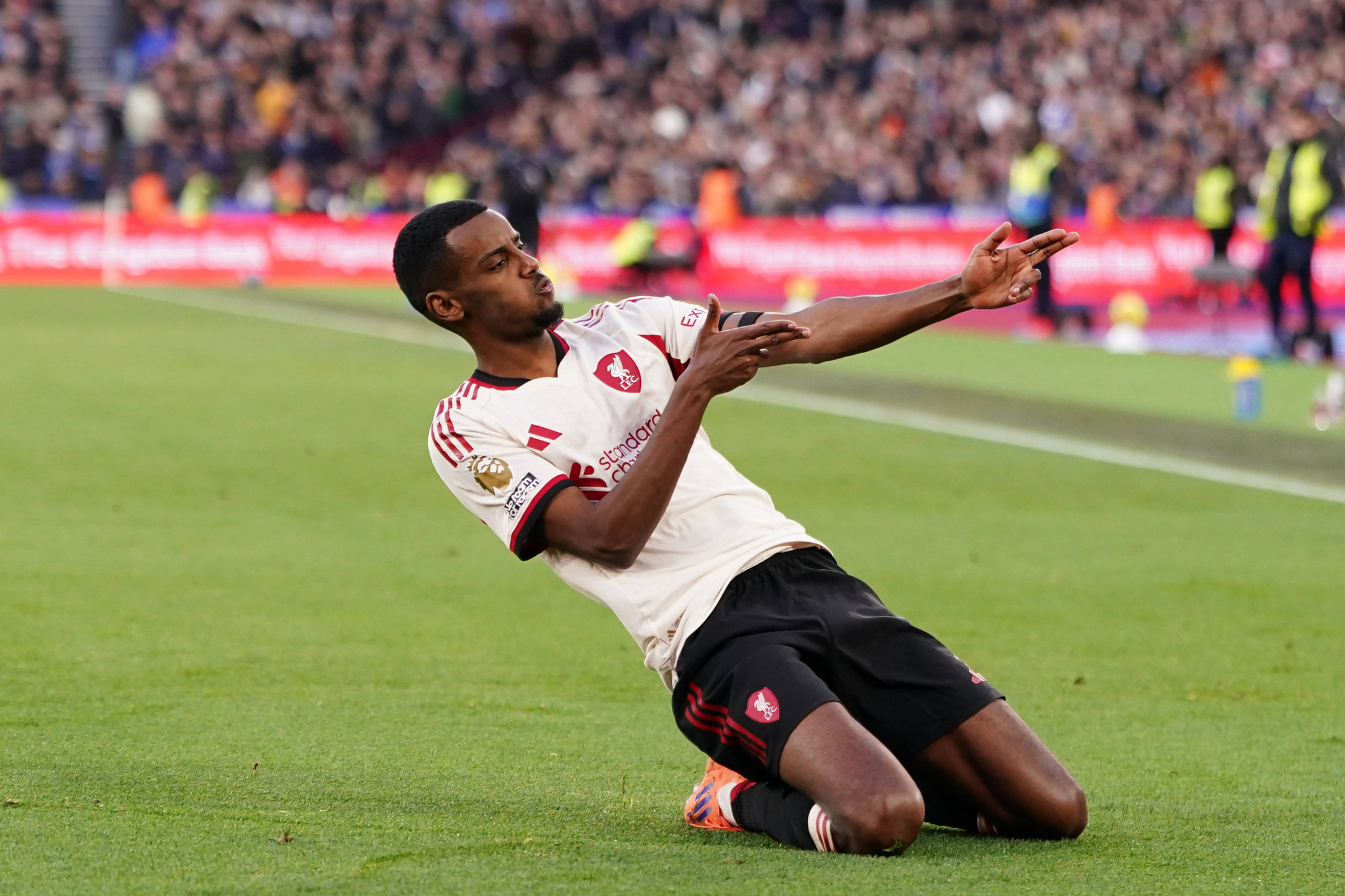 Ο Σλοτ επιβεβαίωσε την επιστροφή του Ίσακ στις προπονήσεις της Λίβερπουλ