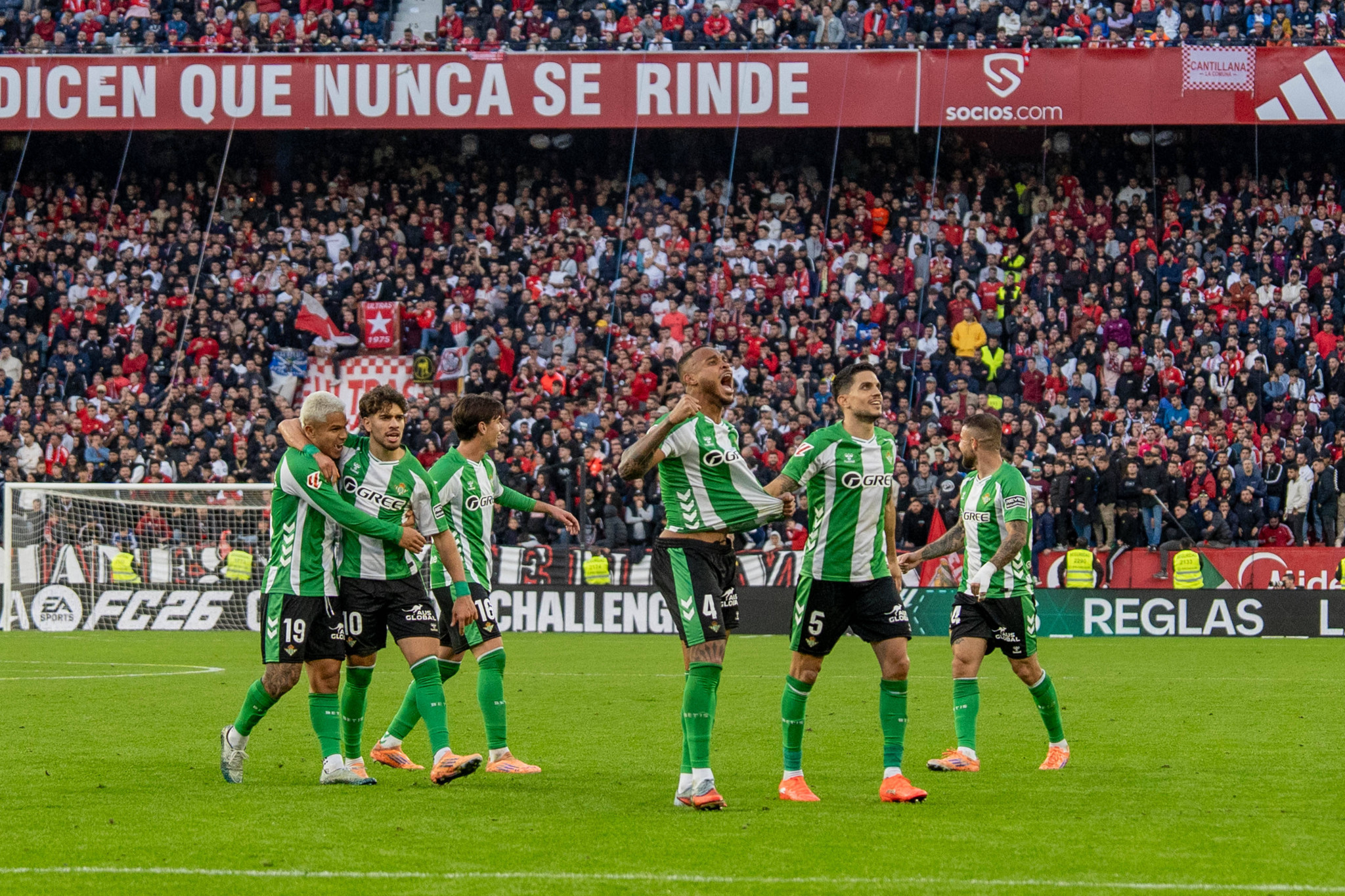Συνεχίζεται η κατηφόρα για τη Σεβίλλη, θρίαμβος της Μπέτις στο επεισοδιακό ντέρμπι της Ανδαλουσίας