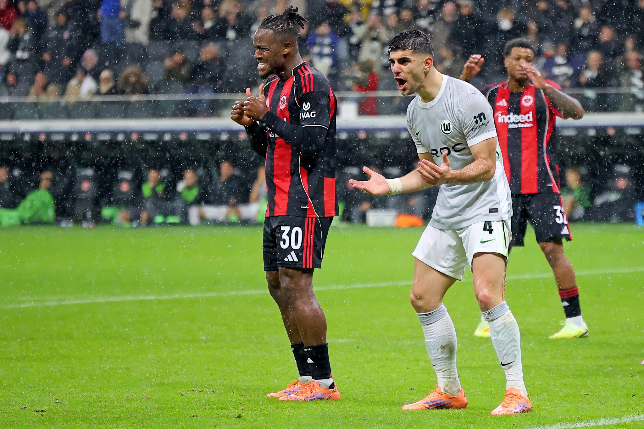 Ψυχρολουσία στο φινάλε για τη Βόλφσμπουργκ - Ισοφαρίστηκε στο 96' από την Άιντραχτ