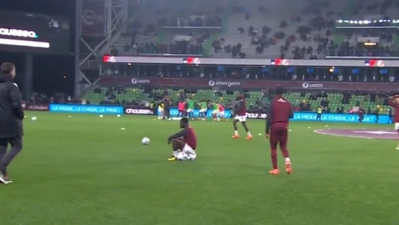 Ο απίθανος τρόπος διαμαρτυρίας του Κουαό - Δεν ξεκίνησε βασικός και έκατσε πάνω σε μια μπάλα (video)