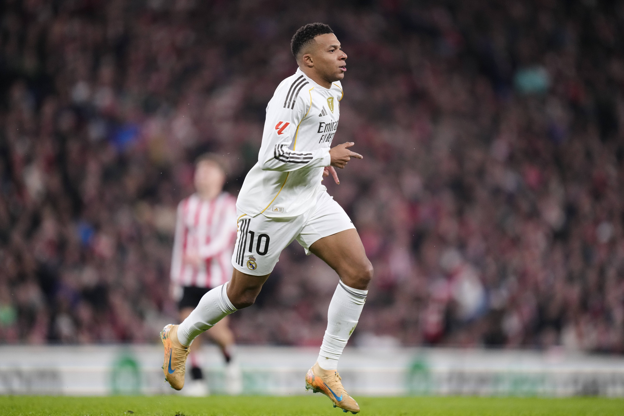 Η Ρεάλ πιέζει τον Εμπαπέ να αγωνιστεί κόντρα στην Μπαρτσελόνα αλλά ο Γάλλος είναι επιφυλακτικός