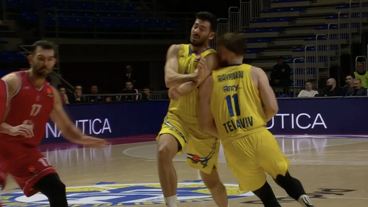 Οι διαιτητές χρέωσαν αντιαθλητικό σε σύγκρουση παίκτη της Μακάμπι με συμπαίκτη του! (video)