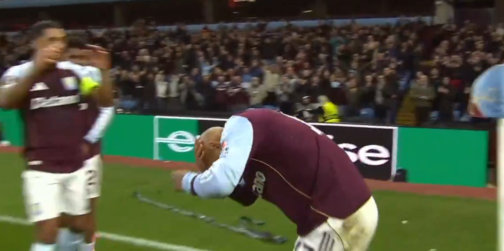 Ο Μάλεν δέχθηκε αντικείμενο στο κεφάλι από τους φιλοξενούμενους οπαδούς της Γιούνγκ Μπόιζ (video)