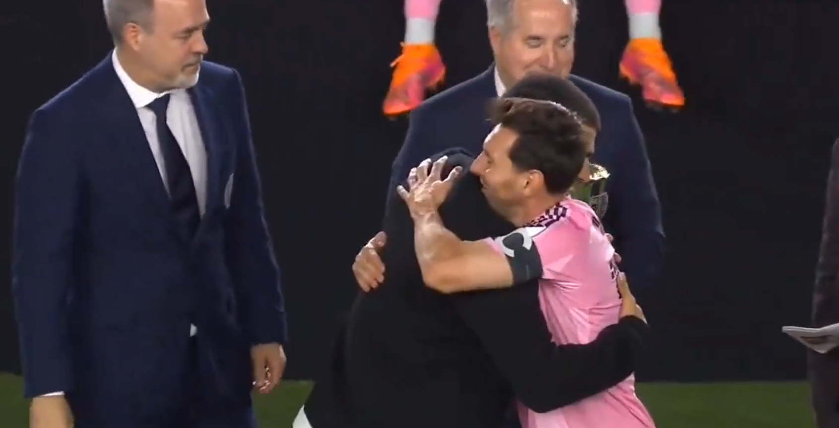 Ο Αλκαράθ παρέδωσε το ιστορικό τρόπαιο στον Λιονέλ Μέσι (video)