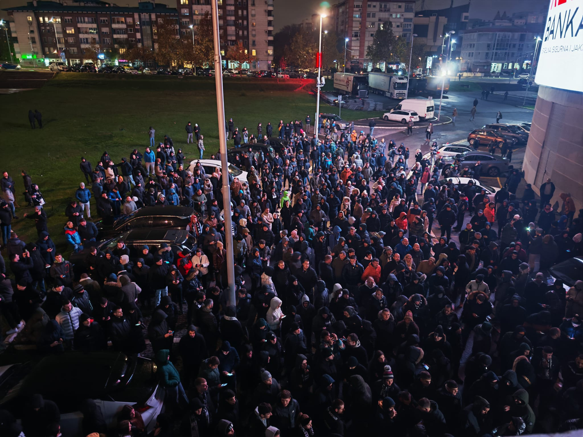 Οπαδοί της Παρτίζαν έξω από την προπόνηση: Συνθήματα κατά του προέδρου και υπέρ του Ζέλικο (videos)