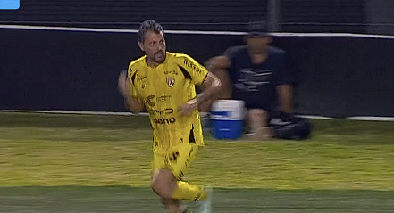 Πρόεδρος ομάδας στην Παραγουάη πέρασε αλλαγή σε αγώνα τον... εαυτό του (video)