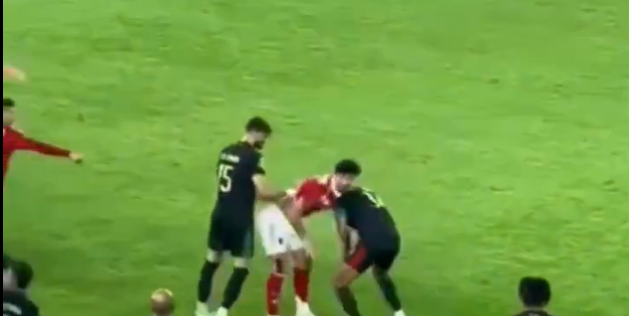 Σοκαριστική επίθεση με μαχαίρι σε ποδοσφαιριστή στο Champions League Αφρικής (video)